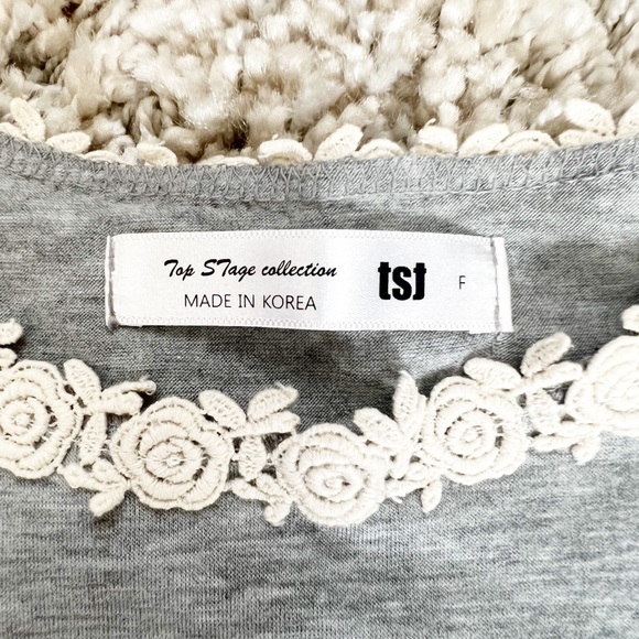 Cute Gray Top With Crochet Detail and Open Shoulder Size Small - Picture 4 of 8